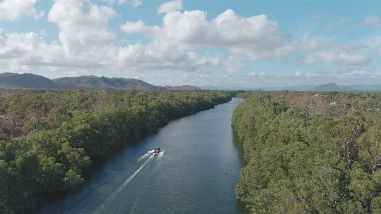 Seguindo um barco de esqui aquático em um rio