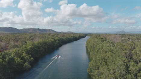 Siguiendo-Detrás-De-Un-Bote-De-Esquí-Acuático-En-Un-Río