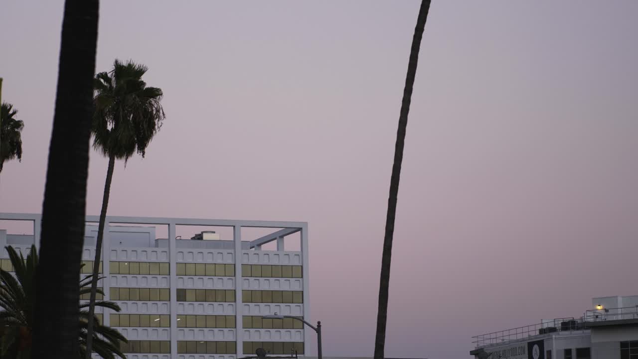 Tramonto rosa con un edificio e il suo tetto a Los Angeles, California