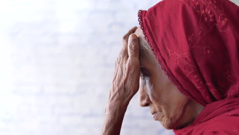 Ältere-Asiatische-Frauen-Leiden-Unter-Kopfschmerzen-Mit-Kopierraum,