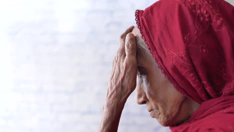 mujeres asiáticas mayores que sufren de dolor de cabeza con el espacio de copia,