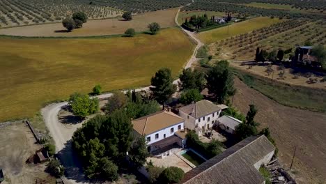 Vista-Aérea-De-Una-Zona-Rural-Con-Casas-Antiguas-En-El-Sur-De-España