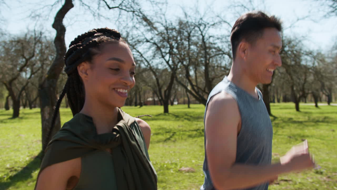 gente corriendo en el parque