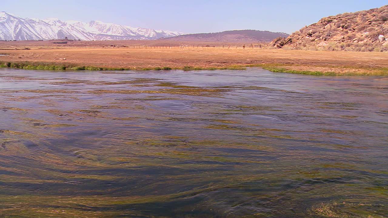 una cacerola lenta mientras un hermoso río atraviesa las montañas de sierra nevada