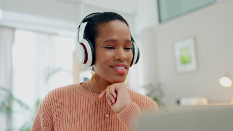 Trabajo-Remoto,-Música-Y-Mujer-Negra-En-La-Computadora-Portátil