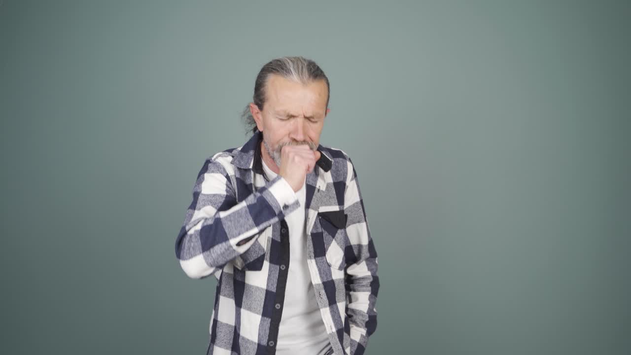 un hombre enfermo tosiendo.