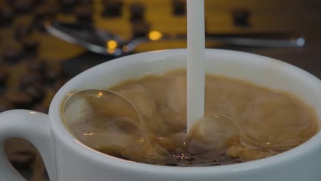 Salpicaduras-De-Leche-Fresca-En-Una-Taza-De-Café-Negro