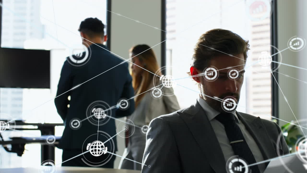 hombre caucásico analizando informes y vista trasera de compañeros de trabajo con iconos de aplicaciones informáticas