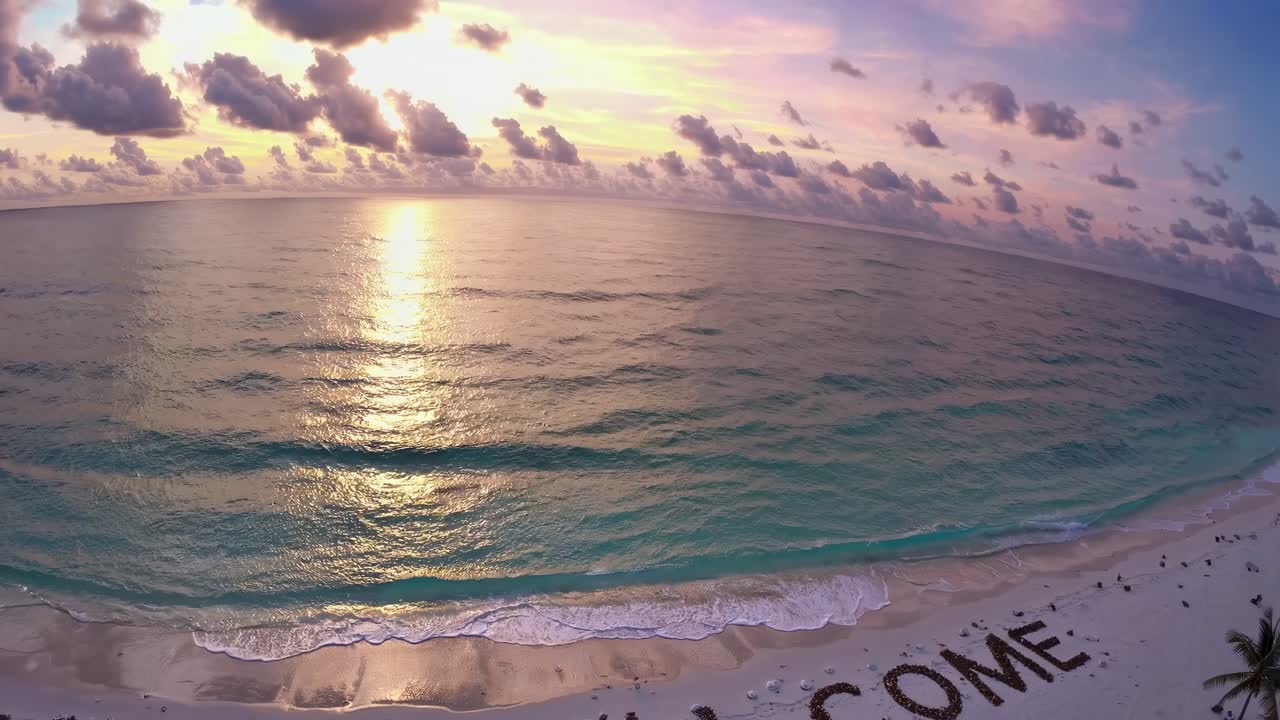 bienvenido al paraíso - vista aérea de una playa tropical al atardecer
