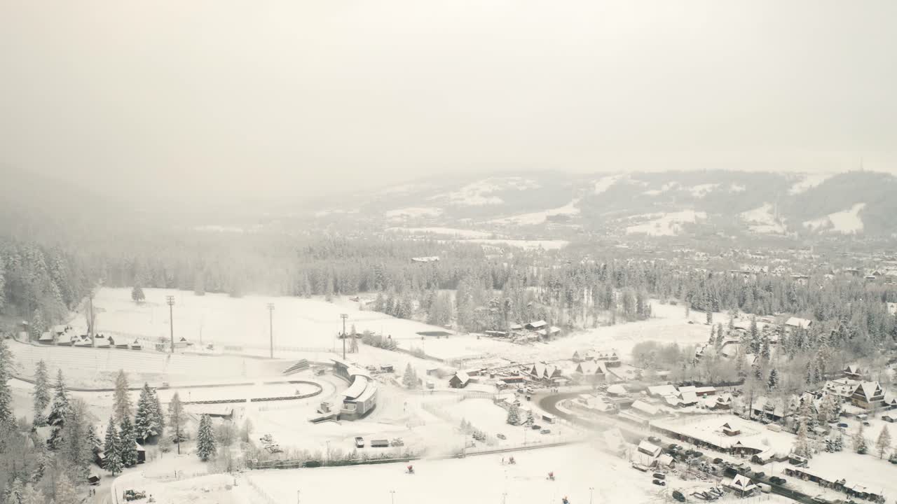 자코파네의 큰 스키 점프의 드론 겨울 분위기 사진 - wielka krokiew