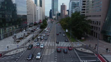 Seguimiento-Hacia-Adelante-De-La-Conducción-De-Automóviles-En-Carreteras-De-Varios-Carriles-En-La-Ciudad.-Edificios-Altos-Y-Modernos-De-Oficinas-O-Apartamentos.-Varsovia,-Polonia