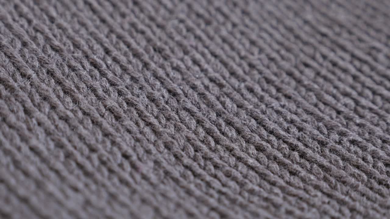 detalles de suéter cálido de dof poco profundo y punto de inclinación lenta 4k 2160p 30fps imágenes de ultrahd - costura de lana marrón o costura de stockinette trabajo de tricotado 3840x2160 video de inclinación uhd
