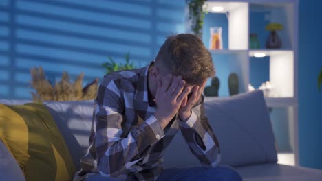 un joven infeliz y molesto que se siente indefenso y solo en casa solo.