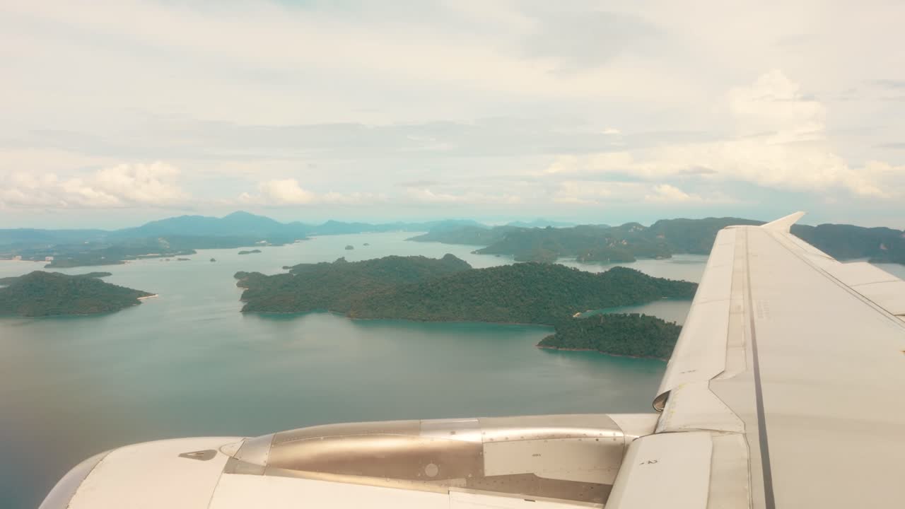 飛行機の窓から眺めると 驚くべき空から見える島の景色です