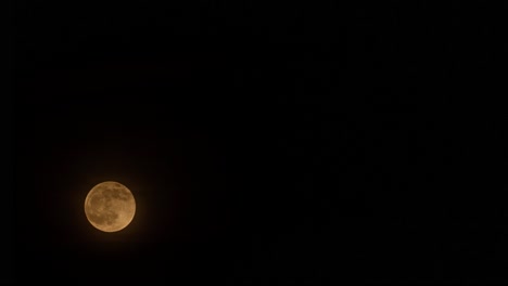 luna llena que se eleva sobre el palacio cultural en iasi, rumania