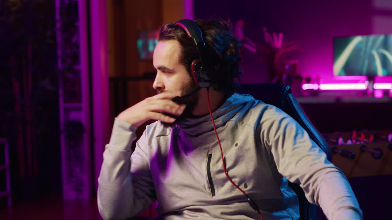 un jugador molesto reprende a sus compañeros de equipo después de perder un partido multijugador competitivo en línea