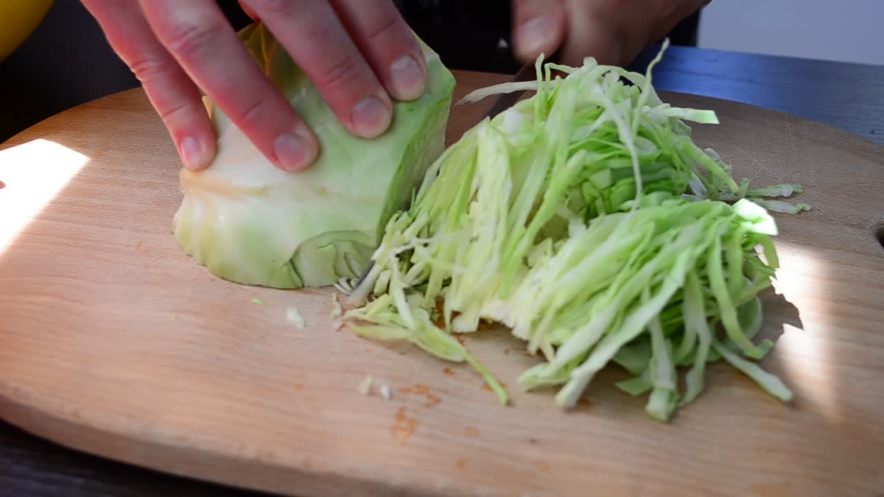Tecnologia de corte preciso de repolho. O cozinheiro corta o repolho.