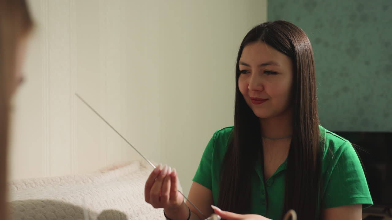 Un joyero examina la artesanía; un artesano cualificado evalúa los detalles de un collar en un entorno tranquilo; un talentoso fabricante de joyas revisa cuidadosamente una delicada cadena y un colgante en un entorno sereno.