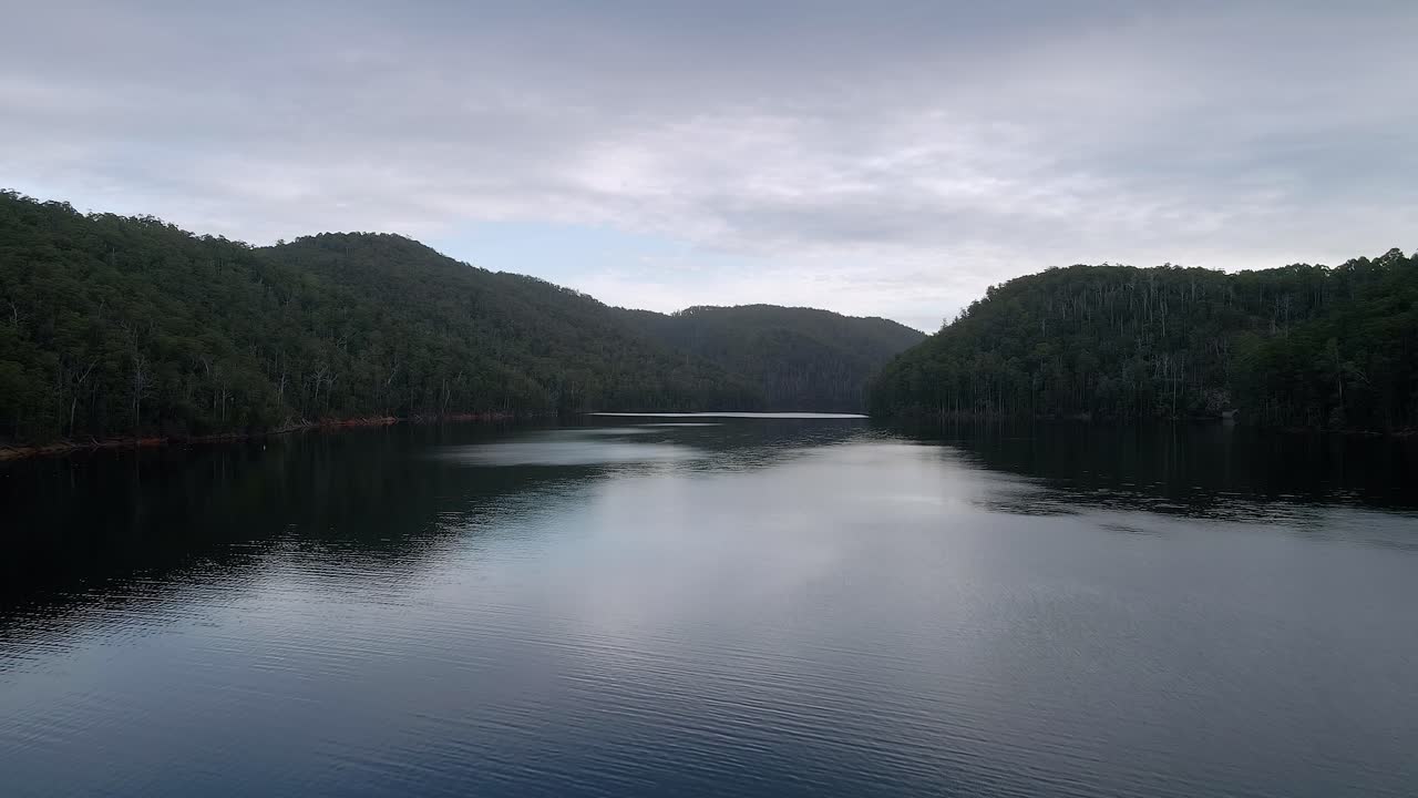 오스트레일리아 태즈매니아 주 셰필드 근처의 구름이 가득한 날에 차분한 물과 함께 바링턴 호수 (lake barrington) 의 놀라운 공중 풍경