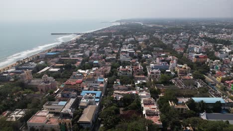 El-Territorio-De-La-Unión-De-La-India,-Anteriormente-Conocido-Como-Puducherry,-Se-Ve-En-El-Centro-De-Un-Vídeo-Aéreo.