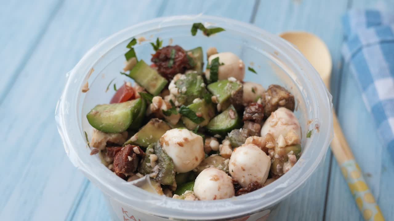 deliciosa salada de mozzarella de abacate em um recipiente