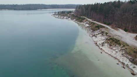 la naturaleza serena del lago 't nije hemelriek en la provincia de gasselte de groningen, países bajos