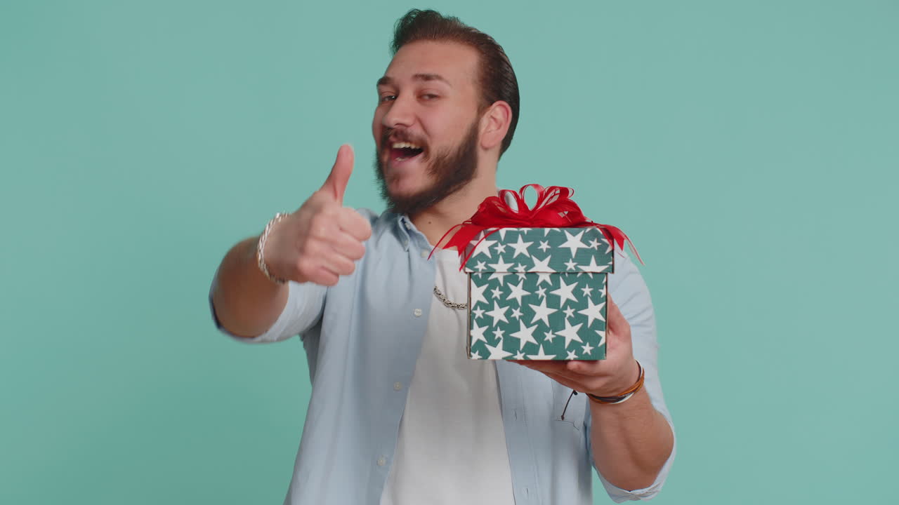 레바논 남자가 생일 선물 상자를 선물합니다. 포장된 선물, 경력 보너스, 축하 파티 판매.