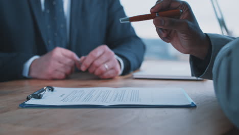 reunión de negocios y firma de contratos