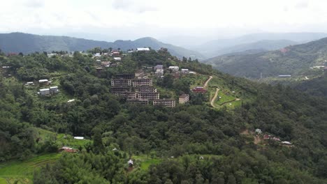 Los-Edificios-Abandonados-En-La-Cima-De-La-Colina-Se-Separan-Del-Mundo-Real