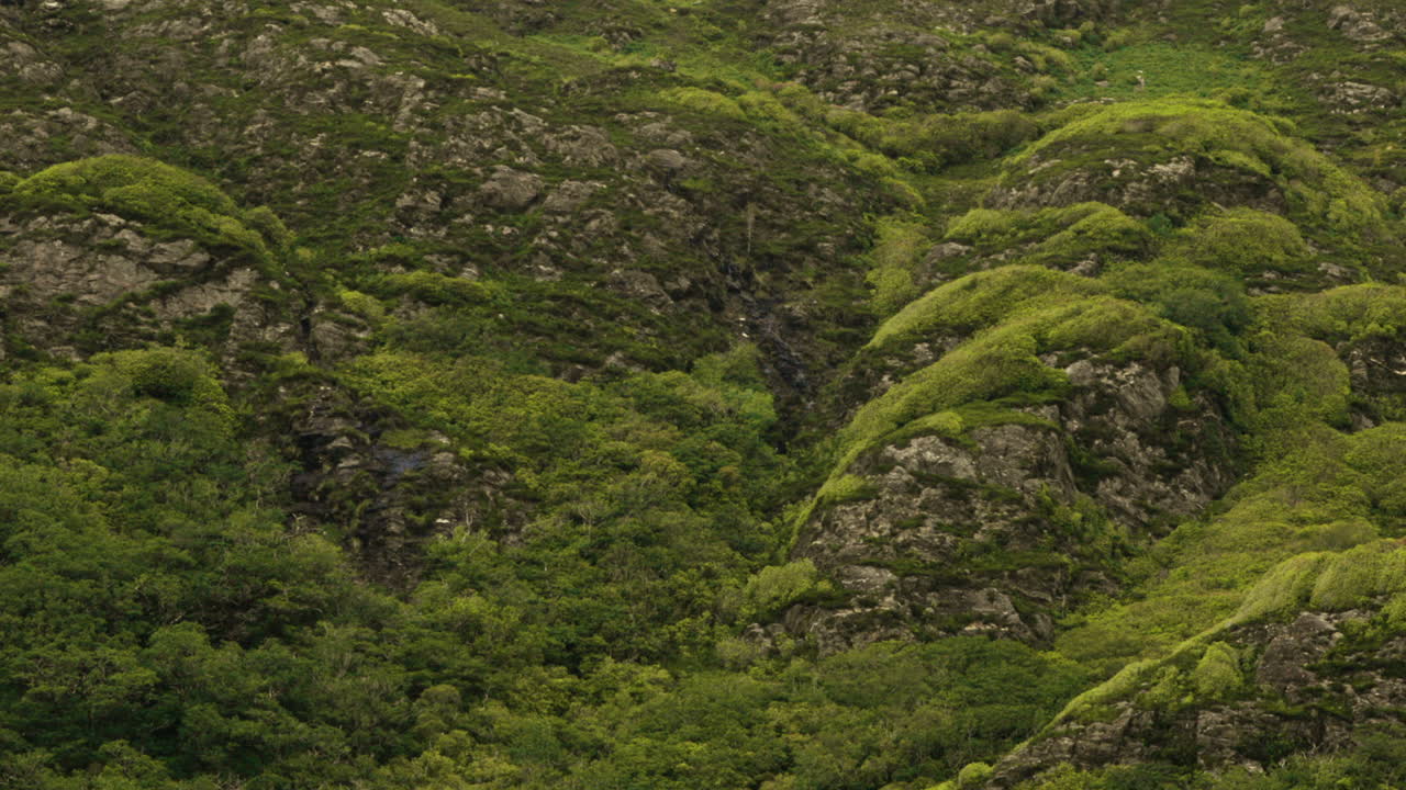 montañas verdes y ásperas sobre la abadía de kylemore en el condado de galway, irlanda
