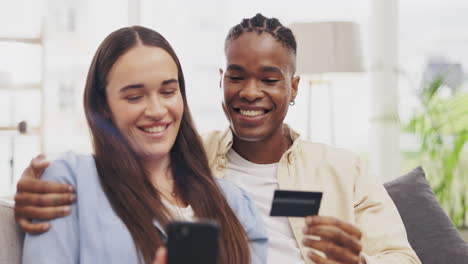 teléfono, pareja y tarjeta de crédito para compras en línea