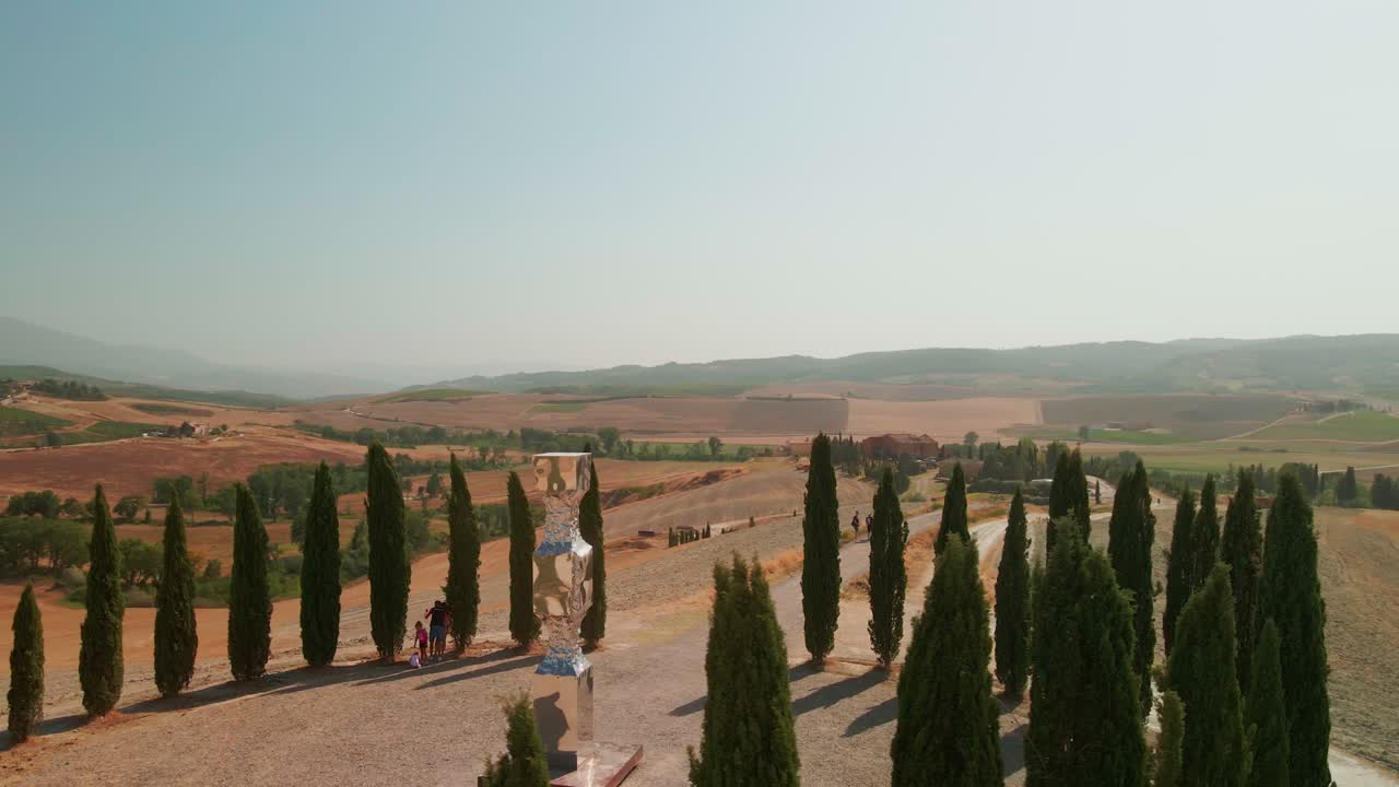 İtalya, Toskana, Siena İli'ndeki San Quirico d'Orcia'nın Sembolik Selvi Ağaçları Grubu - Havadan Dairesel Çekim.