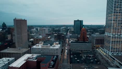 epische gleitende filmische aufnahme der stadt milwaukee, wisconsin, mit vintage- und moderner architektur