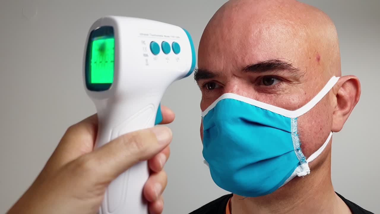 봉쇄 기간 동안 적외선 온도계를 사용하여 온도 측정