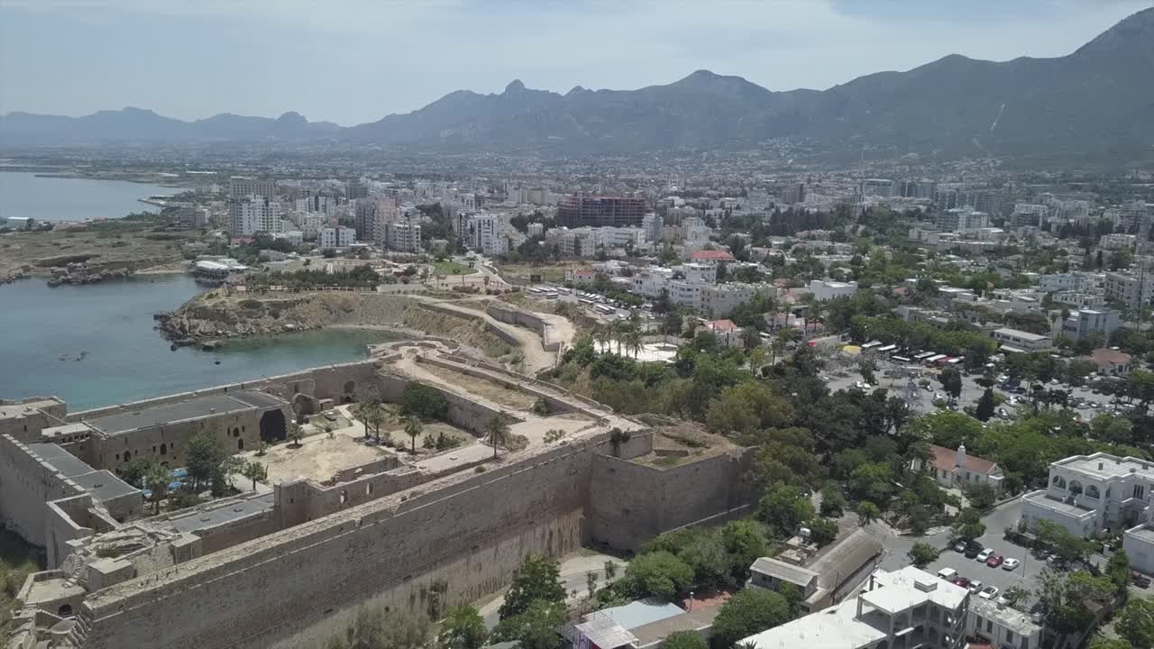 la fortaleza y la ciudad de la ciudad de kyrenia en el norte de chipre