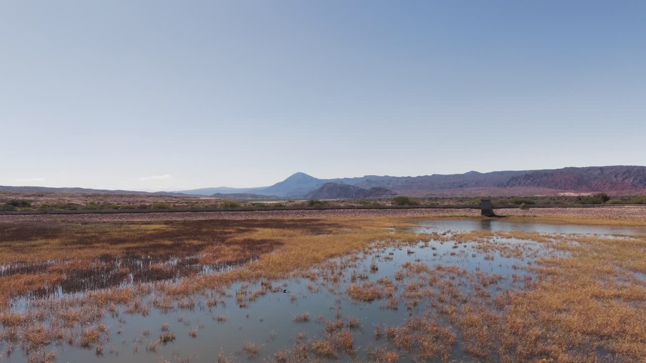 vuelo de avión no tripulado a baja altitud sobre una hermosa presa en cafayate, salta, argentina