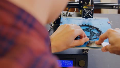 mecánico sacando el anillo de la cadena de la máquina en el taller 4k