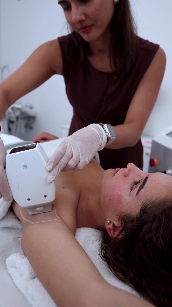 Trattamento professionale di epilazione laser all'ascella in centro estetico