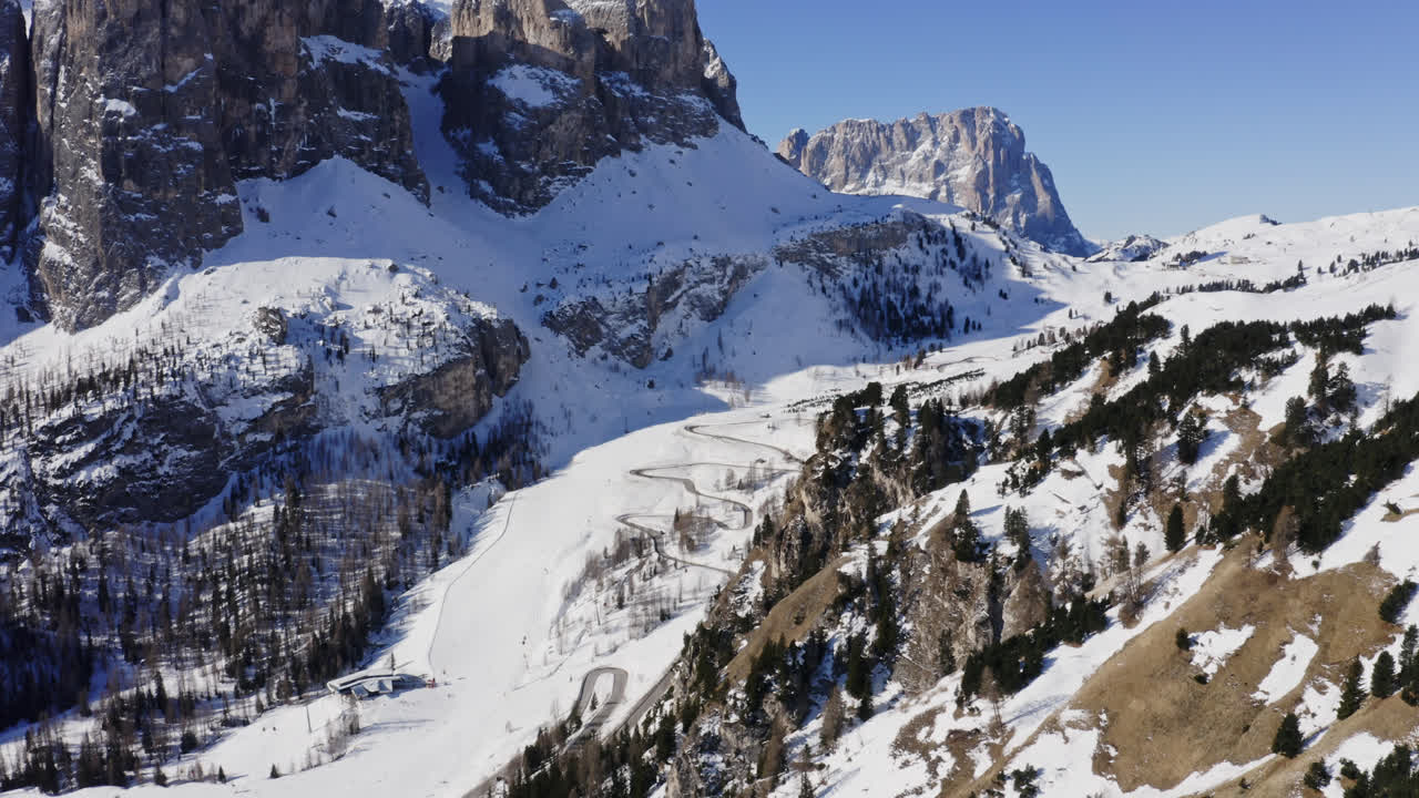 겨울 눈 속에서 구불구불한 도로가 있는 백운암 산맥