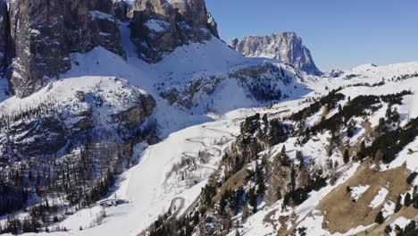 montañas dolomitas con camino sinuoso en la nieve del invierno
