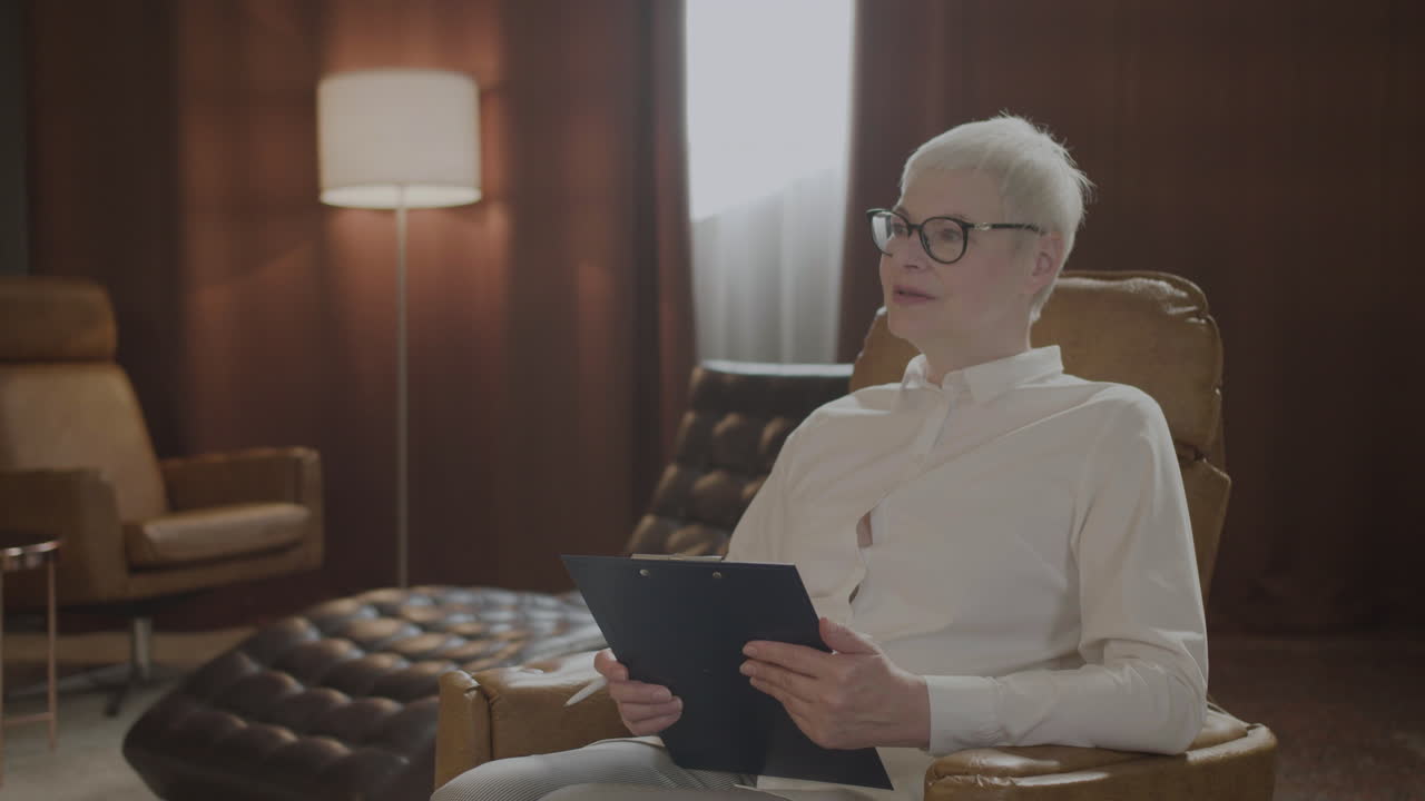 환자와 이야기하는 심리학자.