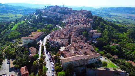 Schöner-Flug-Von-Oben-Aus-Der-Luft,-Montepulciano,-Toskana,-Mittelalterliches-Bergdorf