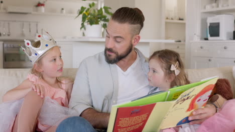 Familie,-Vater-Und-Kinder-Lesen-Ein-Buch