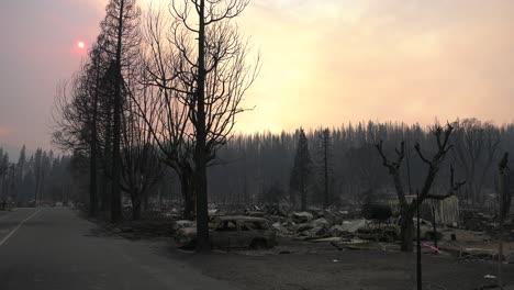 Nach-Einem-Verheerenden-Waldbrand,-Der-Eine-Kleinstadt-Verwüstete