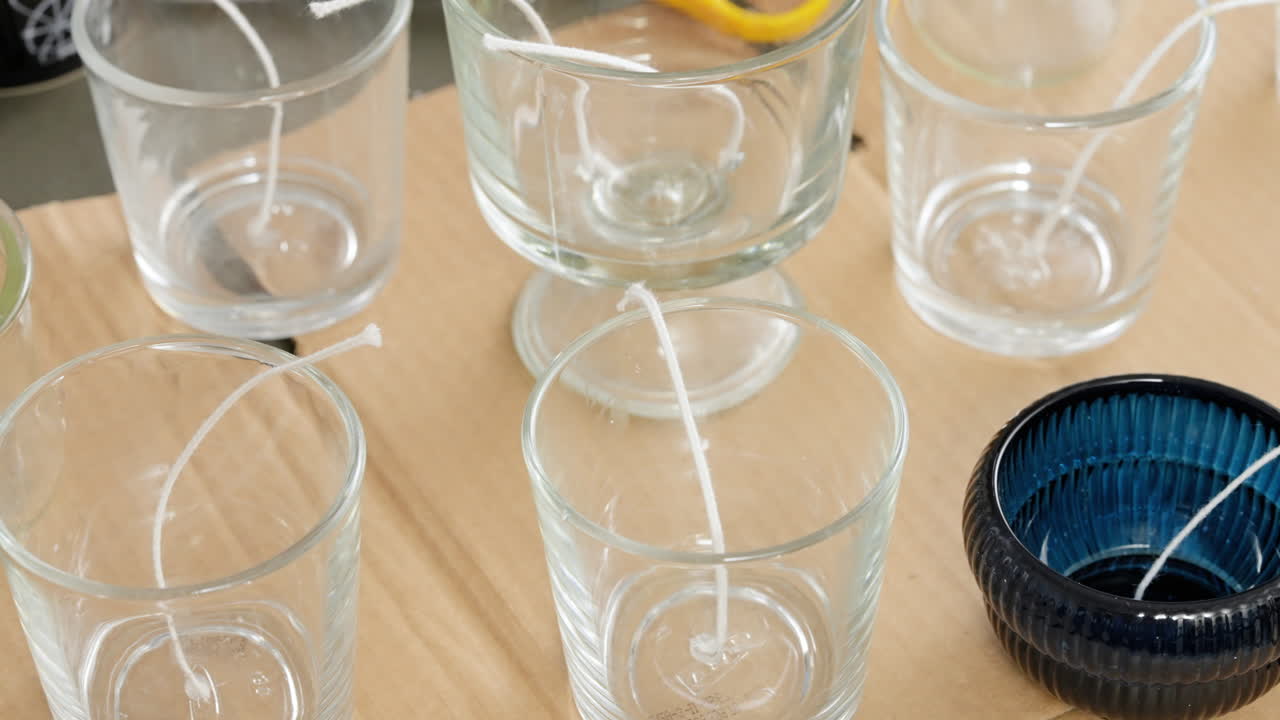 심지가 있는 유리병이나 컵에 집에서 양초 만들기