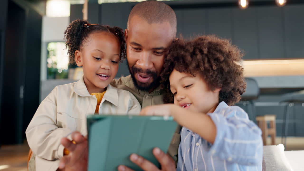Padre e figli che usano il tablet insieme