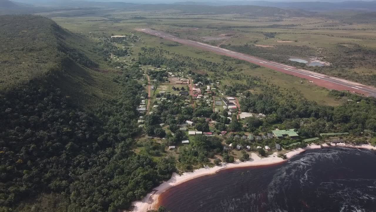 vista aérea de la ciudad de canaima, río carrao y pista del aeropuerto, venezuela, enfoque de ángulo alto