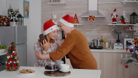 la abuela sorprende al nieto con un regalo de envoltura de navidad para celebrar la navidad