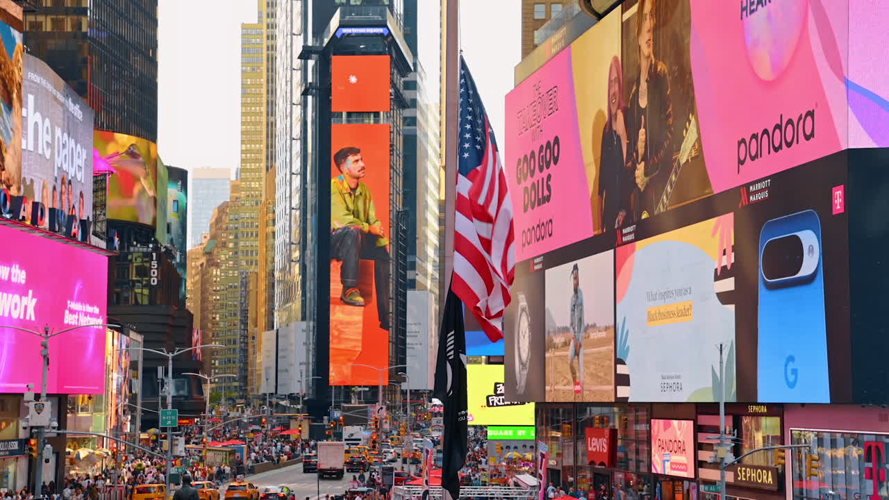 New York, USA, 1 agosto 2025: cartelloni pubblicitari, schermi e bandiere a New York, USA. Veduta aerea di Times Square piena di persone e auto