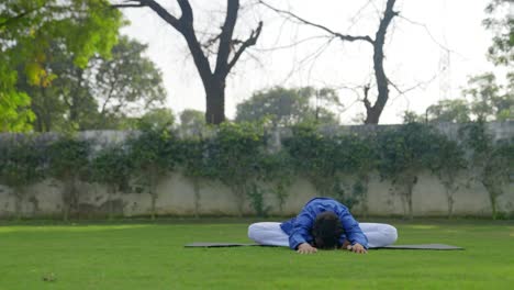 Indischer-Mann-Macht-Kinder-Yoga-Pose